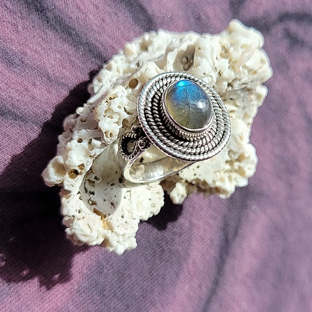Beautiful vintage sterling silver ring with genuine labradorite stone.